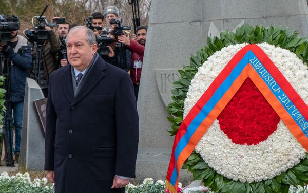 Президент Армен Саркисян посетил пантеон Ераблур (5 марта 2019). Еревaн - Sputnik Армения