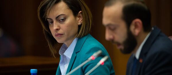 Вице-спикер НС Лена Назарян наблюдает за спикером Араратом Мирзояном на пленарном заседании Парламента Армении (5 марта 2019). Еревaн - Sputnik Армения