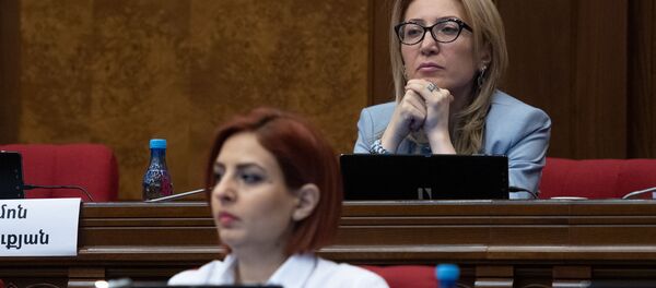Депутаты от фракции Просвещенная Армения Мане Тандилян и Ани Самсонян на пленарном заседании Парламента Армении (5 марта 2019). Еревaн Депутаты от фракции Просвещенная Армения Мане Тандилян и Ани Самсонян на пленарном заседании Парламента Армении (5 марта 2019). Еревaн - Sputnik Արմենիա