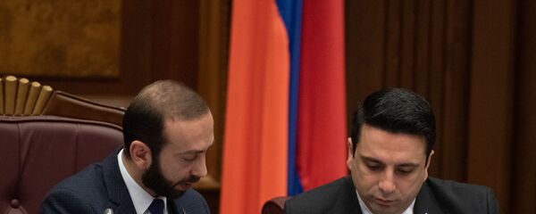 Спикер и вице-спикер Национального собрания Арарат Мирзоян и Ален Симонян на пленарном заседании Парламента Армении (5 марта 2019). Еревaн Спикер и вице-спикер Национального собрания Арарат Мирзоян и Ален Симонян на пленарном заседании Парламента Армении (5 марта 2019). Еревaн - Sputnik Արմենիա