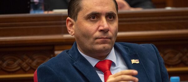 Секретарь фракции Процветающая Армения Арман Абовян на пленарном заседании Парламента Армении (5 марта 2019). Еревaн - Sputnik Արմենիա