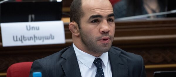Депутат от фракции Мой шаг Арсен Джулфалакян на пленарном заседании Парламента Армении (5 марта 2019). Еревaн Депутат от фракции Мой шаг Арсен Джулфалакян на пленарном заседании Парламента Армении (5 марта 2019). Еревaн - Sputnik Армения