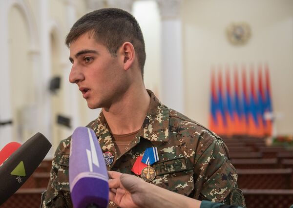 По случаю Дня армии в резиденции Президента РА состоялась торжественная церемония награждения По случаю Дня армии в резиденции Президента РА состоялась торжественная церемония награждения - Sputnik Армения