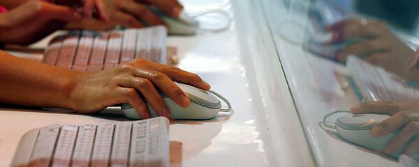 Интернет пользователи работают на компьютере - Sputnik Армения