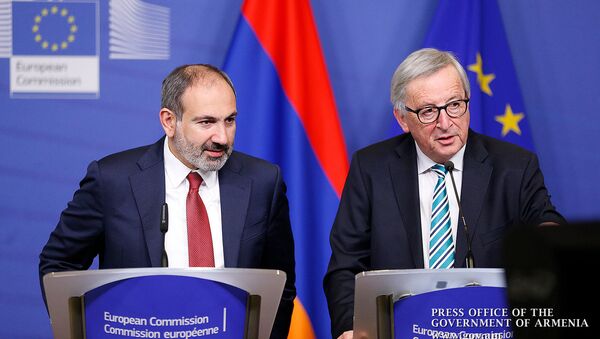 Премьер-министр Армении Никол Пашинян и председатель Европейской Комиссии Жан-Клод Юнкер на совместной пресс-конференции (5 марта 2019). Брюссель - Sputnik Армения