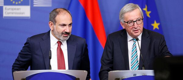 Премьер-министр Армении Никол Пашинян и председатель Европейской Комиссии Жан-Клод Юнкер на совместной пресс-конференции (5 марта 2019). Брюссель Премьер-министр Армении Никол Пашинян и председатель Европейской Комиссии Жан-Клод Юнкер на совместной пресс-конференции (5 марта 2019). Брюссель - Sputnik Армения