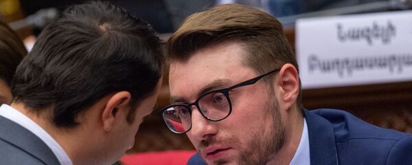 Депутаты от фракции Мой Шаг Мхитар Айрапетян и Арен Мкртчян на пленарном заседании Парламента Армении (5 марта 2019). Еревaн Депутаты от фракции Мой Шаг Мхитар Айрапетян и Арен Мкртчян на пленарном заседании Парламента Армении (5 марта 2019). Еревaн - Sputnik Արմենիա