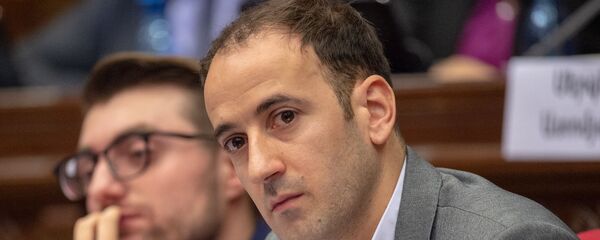 Депутаты от фракции Мой Шаг Сисак Габриелян и Арен Мкртчян на пленарном заседании Парламента Армении (5 марта 2019). Еревaн - Sputnik Արմենիա