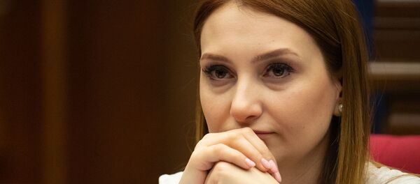 Руководитель фракции Мой шаг Лилит Макунц на пленарном заседании Парламента Армении (5 марта 2019). Еревaн Руководитель фракции Мой шаг Лилит Макунц на пленарном заседании Парламента Армении (5 марта 2019). Еревaн - Sputnik Արմենիա