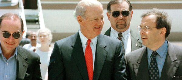 Бывший госсекретарь США Джеймса Бейкера (в центре) и бывший посол в Сирии Эдвард Джереджян (справа) приветствуют ген.секретаря Фонда Иссама Фареса Антуана Хабиба (20 июня 1999). Бейрут - Sputnik Արմենիա