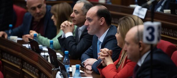 Депутаты от фракции Процветающая Армения на пленарном заседании Парламента Армении (5 марта 2019). Еревaн - Sputnik Արմենիա