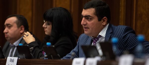 Депутат от фракции Мой Шаг Сергей Атомян на пленарном заседании Парламента Армении (5 марта 2019). Еревaн - Sputnik Արմենիա