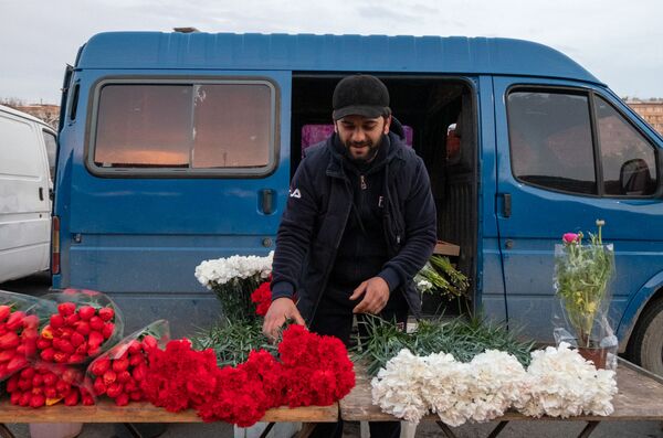 Продавец гвоздик на цветочном рынке - Sputnik Армения