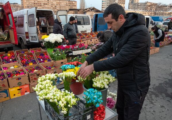 Продавец фрезий на цветочном рынке - Sputnik Армения