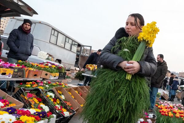 Покупатель на цветочном рынке - Sputnik Армения