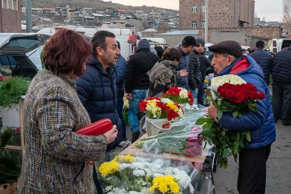 Активные торги на цветочном рынке - Sputnik Армения