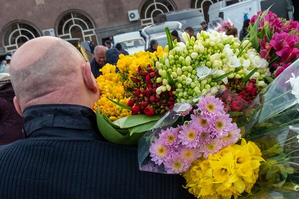 Покупатель на цветочном рынке - Sputnik Армения