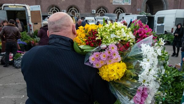 Оптовый покупатель цветов на цветочном рынке, Еревaн - Sputnik Արմենիա