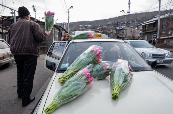 Скрытые миллионеры и демпинг: чем живет цветочный рынок Армении Скрытые миллионеры и демпинг: чем живет цветочный рынок Армении - Sputnik Армения
