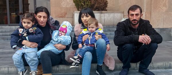 Сидячая забастовка семьи Саркисян перед зданием городской администрации (7 марта 2019). Еревaн - Sputnik Արմենիա