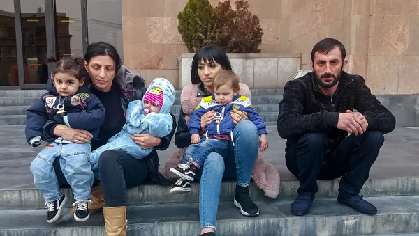 Сидячая забастовка семьи Саркисян перед зданием городской администрации (7 марта 2019). Еревaн - Sputnik Армения