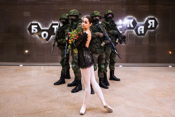 Զինվորականների և պարուհիների ինքնատիպ շնորհավորանքը - Sputnik Արմենիա