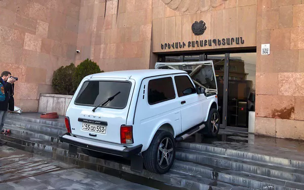 Врезавшийся в здание мэрии автомобиль Нива (8 марта 2019). Еревaн Врезавшийся в здание мэрии автомобиль Нива (8 марта 2019). Еревaн - Sputnik Армения