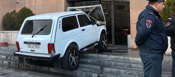 Врезавшийся в здание мэрии автомобиль Нива (8 марта 2019). Еревaн - Sputnik Армения