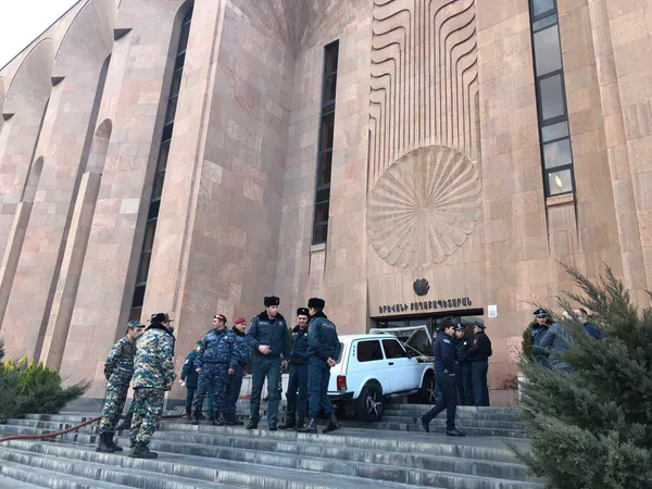 Нива едва не протаранила парадную дверь мэрии Еревана: видео Нива едва не протаранила парадную дверь мэрии Еревана: видео - Sputnik Армения