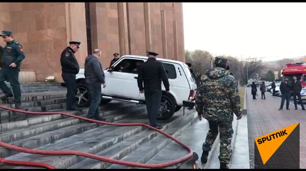 Нива едва не протаранила парадную дверь мэрии Еревана: видео Нива едва не протаранила парадную дверь мэрии Еревана: видео - Sputnik Армения