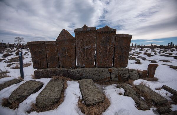 Прогулка по кладбищу в Норатусе: какие секреты хранят армянские надгробия разных эпох - Sputnik Армения