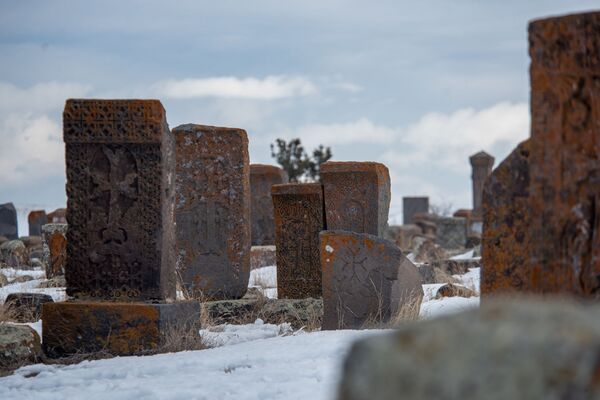 Прогулка по кладбищу в Норатусе: какие секреты хранят армянские надгробия разных эпох - Sputnik Армения
