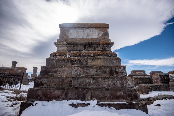 Ի՞նչ են պատմում տապանաքարերը, կամ տարբեր ժամանակների գերեզմանաքարերի պահած գաղտնքիները - Sputnik Արմենիա