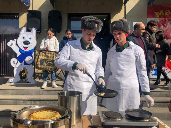 Այրված խրտվիլակ, չաստուշկա և բլիթներ. ինչպես Գյումրիում նշեցին ռուսական Բարեկենդանը  - Sputnik Արմենիա