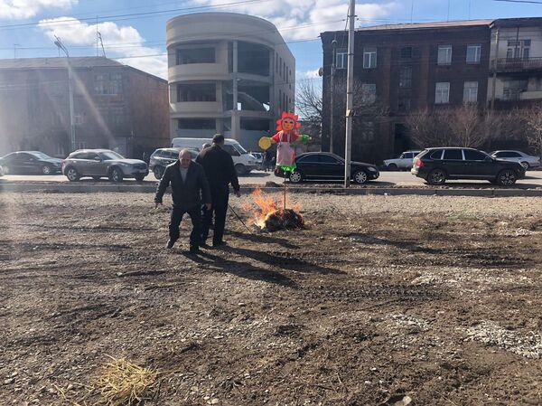 Այրված խրտվիլակ, չաստուշկա և բլիթներ. ինչպես Գյումրիում նշեցին ռուսական Բարեկենդանը  - Sputnik Արմենիա