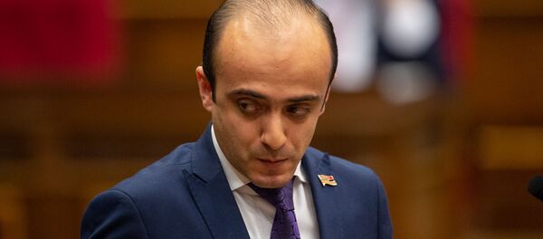 Депутат от фракции “Просвещенная Армения Тарон Симонян на пленарном заседании Парламента Армении (5 марта 2019). Еревaн Депутат от фракции “Просвещенная Армения Тарон Симонян на пленарном заседании Парламента Армении (5 марта 2019). Еревaн - Sputnik Արմենիա