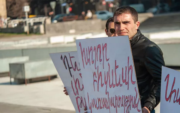 Акция протеста сотрудников завода по производству газированных напитков перед Домом правительства (11 марта 2019). Еревaн Акция протеста сотрудников завода по производству газированных напитков перед Домом правительства (11 марта 2019). Еревaн - Sputnik Армения