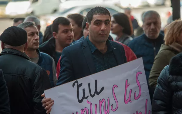 Акция протеста сотрудников завода по производству газированных напитков перед Домом правительства (11 марта 2019). Еревaн Акция протеста сотрудников завода по производству газированных напитков перед Домом правительства (11 марта 2019). Еревaн - Sputnik Армения