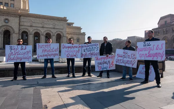 Акция протеста сотрудников завода по производству газированных напитков перед Домом правительства (11 марта 2019). Еревaн Акция протеста сотрудников завода по производству газированных напитков перед Домом правительства (11 марта 2019). Еревaн - Sputnik Армения