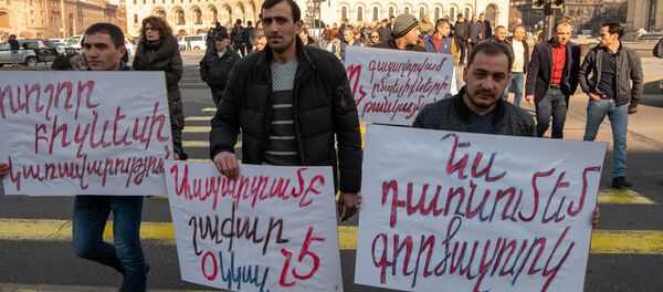 Акция протеста сотрудников завода по производству газированных напитков перед Домом правительства (11 марта 2019). Еревaн Акция протеста сотрудников завода по производству газированных напитков перед Домом правительства (11 марта 2019). Еревaн - Sputnik Армения