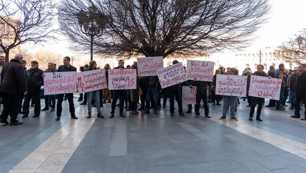 Акция протеста сотрудников завода по производству газированных напитков перед Домом правительства (11 марта 2019). Еревaн - Sputnik Արմենիա