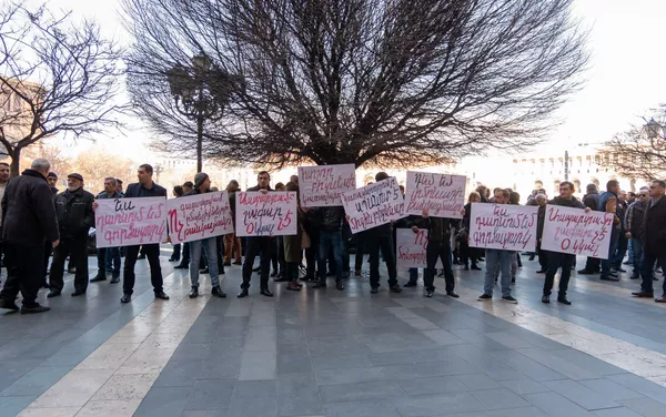 Акция протеста сотрудников завода по производству газированных напитков перед Домом правительства (11 марта 2019). Еревaн Акция протеста сотрудников завода по производству газированных напитков перед Домом правительства (11 марта 2019). Еревaн - Sputnik Армения