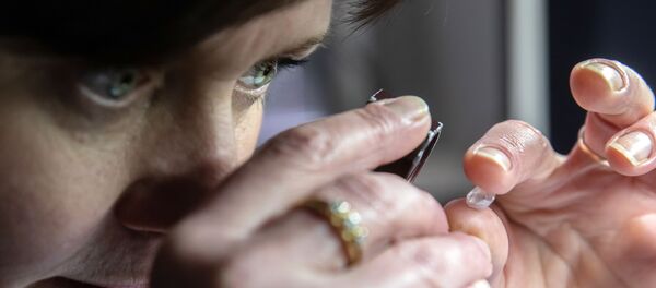 Сотрудница производит оценку бриллианта в цехе технического контроля и оценки ООО Бриллианты Алроса в Москве - Sputnik Армения