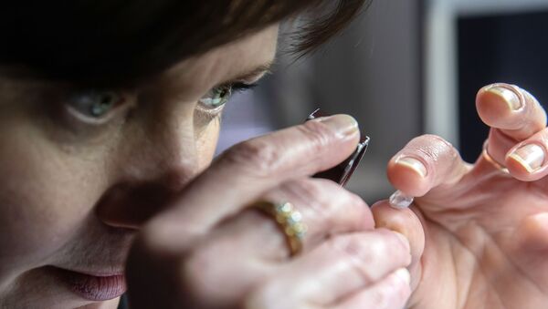 Сотрудница производит оценку бриллианта в цехе технического контроля и оценки ООО Бриллианты Алроса в Москве - Sputnik Армения