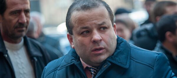 Директор Ай Кола Тигран Овсепян на акции протеста перед Домом правительства (11 марта 2019). Еревaн Директор Ай Кола Тигран Овсепян на акции протеста перед Домом правительства (11 марта 2019). Еревaн - Sputnik Армения