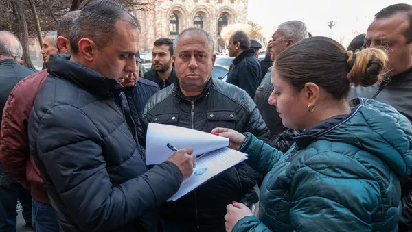 Акция протеста сотрудников ломбардов перед Домом правительства (11 марта 2019). Еревaн