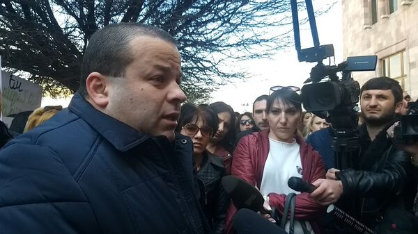 Мы останемся без работы: госпошлины для ломбардов и обменников хотят увеличить в 60 раз Мы останемся без работы: госпошлины для ломбардов и обменников хотят увеличить в 60 раз - Sputnik Армения