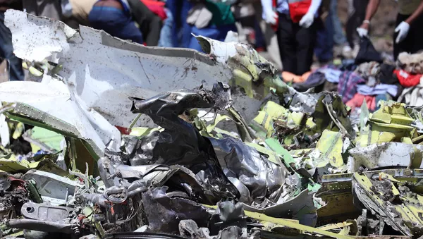 Обломки на месте крушения самолета Ethiopian Airlines, недалеко от города Бишофту, к юго-востоку от Аддис-Абебы (10 марта 2019). Эфиопия