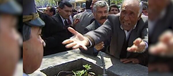 К акции протеста против НАТО армянские комсомольцы изготовили манекен Клинтона. - Sputnik Армения