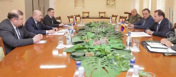 Министр обороны Давид Тоноян принял начальника войск РХБ защиты ВС РФ Игоря Кириллова (11 марта 2019). Еревaн - Sputnik Армения